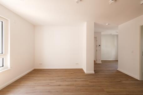 Living by the Castle Park: Completely Renovated 3-Room Apartment Right on the Würm River