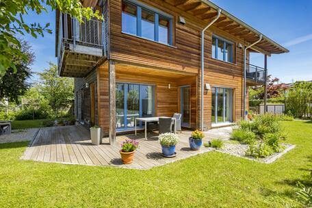 A healthy Baufritz home with a family-friendly floor plan and a cottage garden