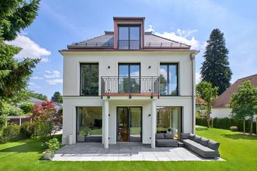 Timelessly elegant modernity: high-quality family home from 2024 with villa flair