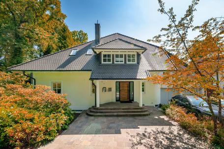 Future-proof living in villa style with heat pump, PV system and possible granny apartment