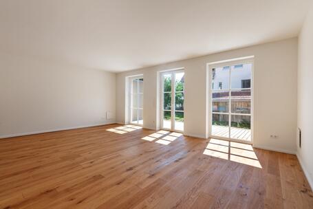 New to the market: Modern, family-friendly middle unit in a row house with a west-facing terrace and private garden