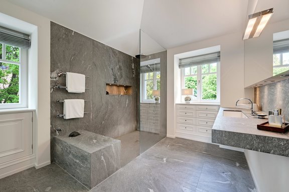 Natural stone and Dornbracht fittings in the bathroom