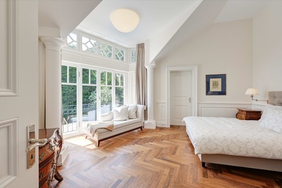 Bedroom with bay window to the garden