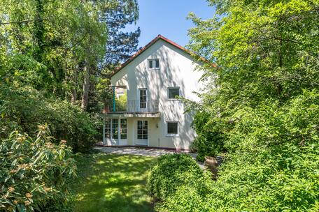 A Modernized Home in a Prime Location in Villenkolonie I: Spacious Family Home with an Idyllic Garden