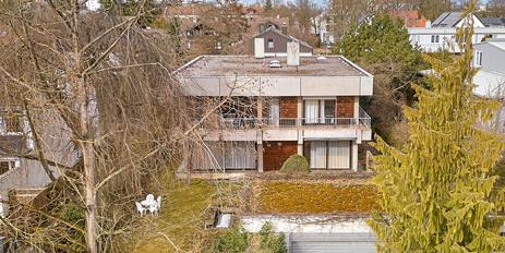 Charming family home with a green garden in a quiet location