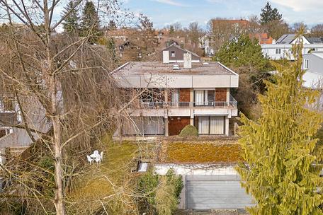 Charming family home with a green garden in a quiet location