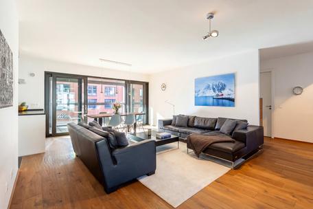 Between the English Garden and Münchner Freiheit: Exclusive 4-room apartment with south-facing loggia