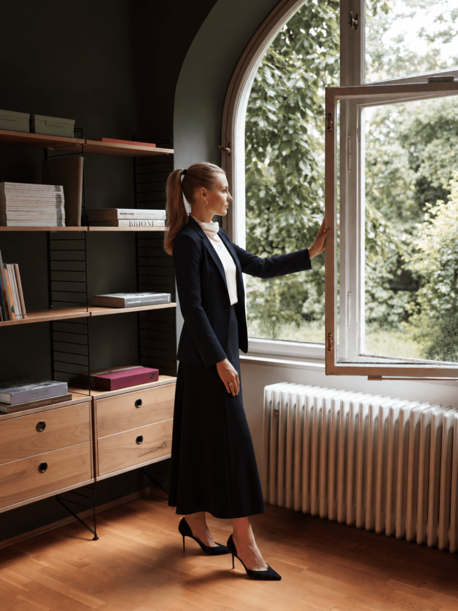 Sophie Riedel am offenen Bogenfenster