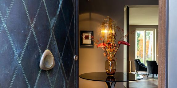 Ikonischer Chic in Gerner Toplage: Hochklassige Villa mit sechs Schlafzimmern